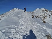31 Percorriamo con attenzione la traccia nella neve sulla affilata cresta per Cima Grem